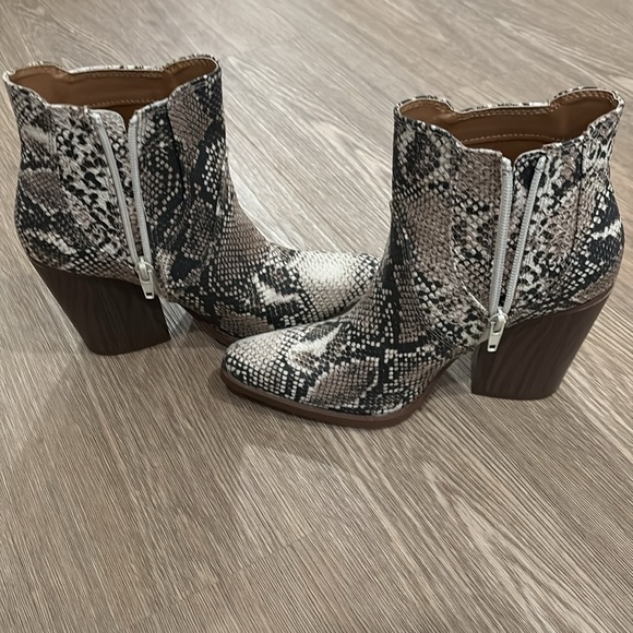 NWOB Snakeprint Booties - Picture 5 of 9